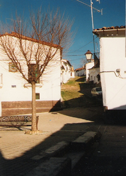 La plaza del Álamo y calle Arias Montano